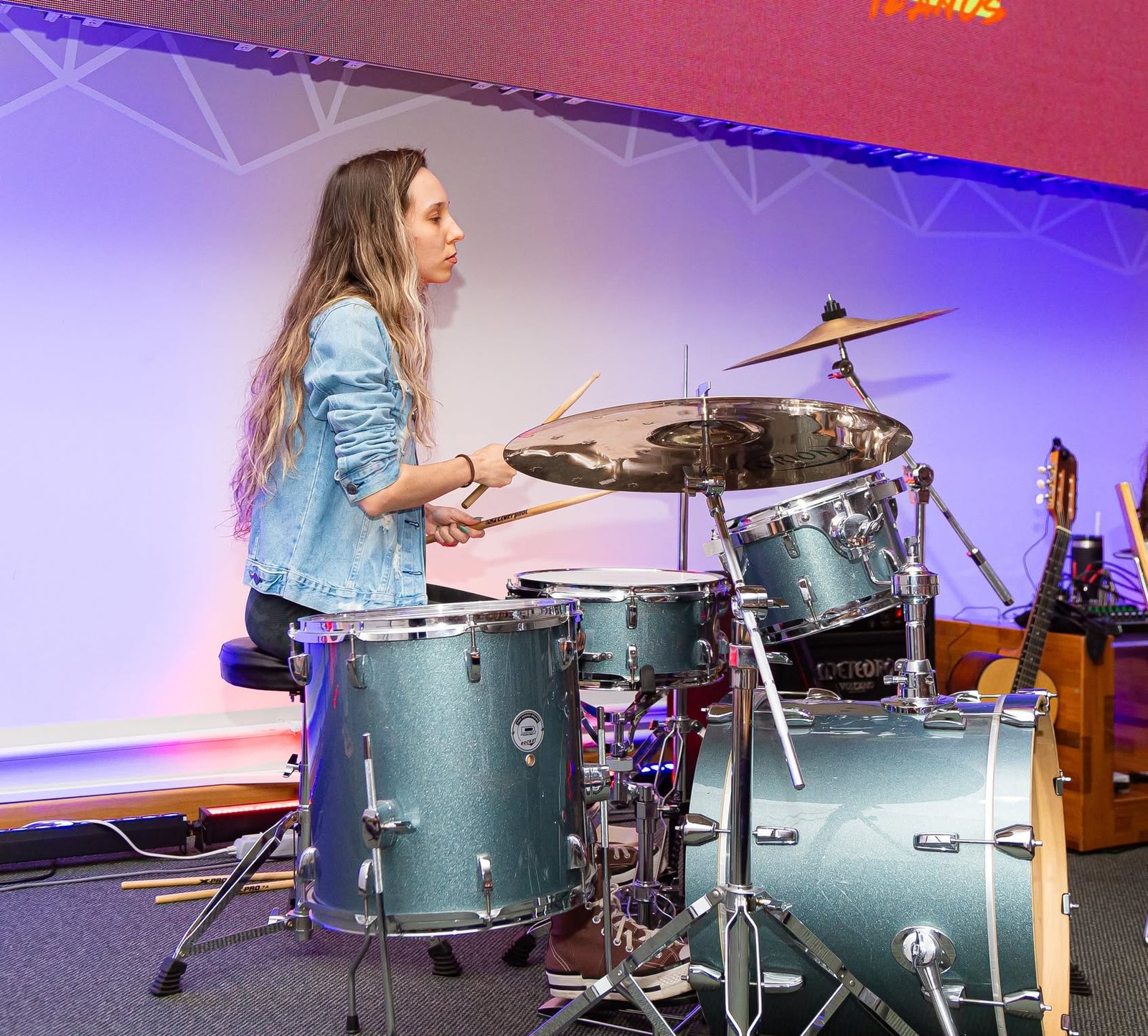 Detalhe de pratos e baquetas – técnica e dinâmica.