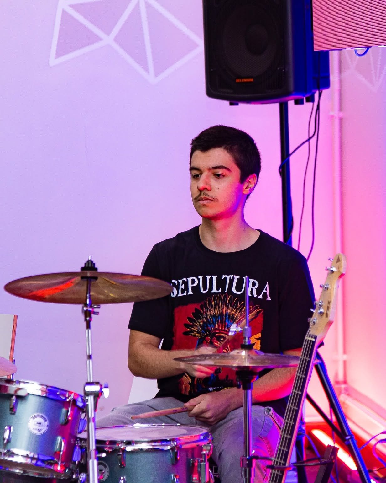 Aluno praticando grooves com metrônomo.