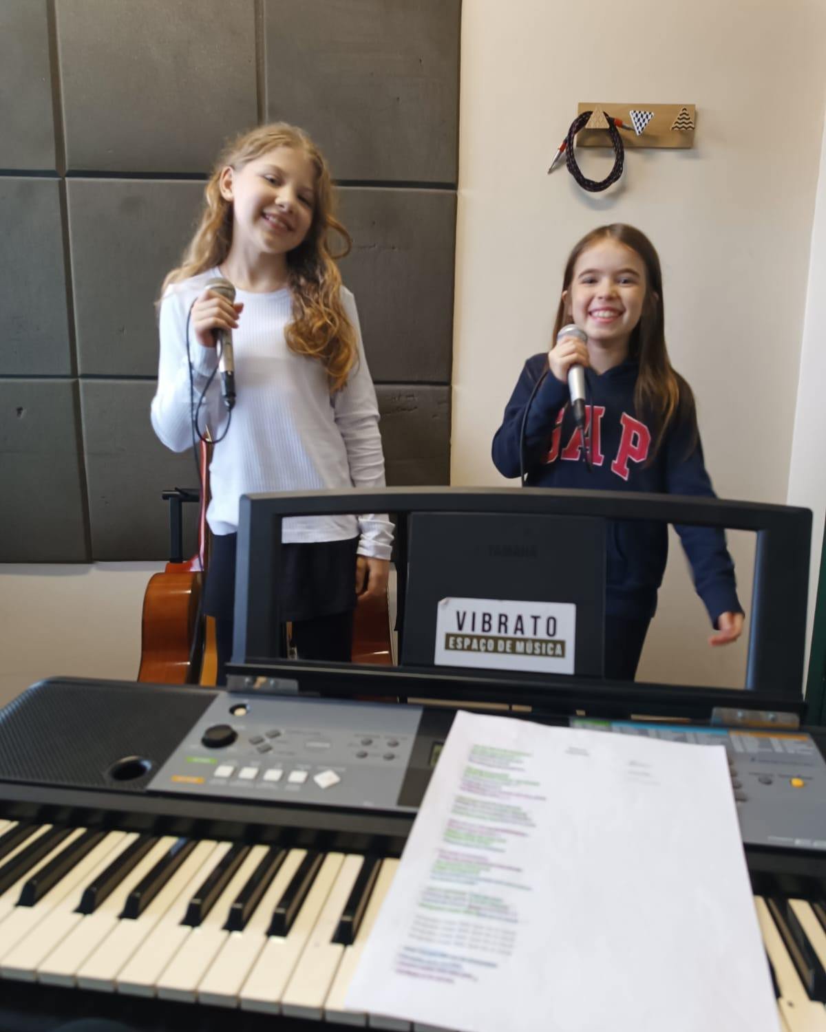 Sarau da Vibrato – performance vocal com violão no palco.