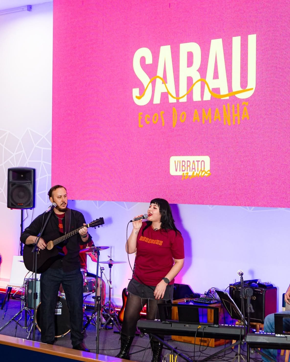 Aluna de canto na Vibrato Porto Alegre – aquecimento vocal no microfone.