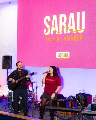 Aluna de canto na Vibrato Porto Alegre – aquecimento vocal no microfone.