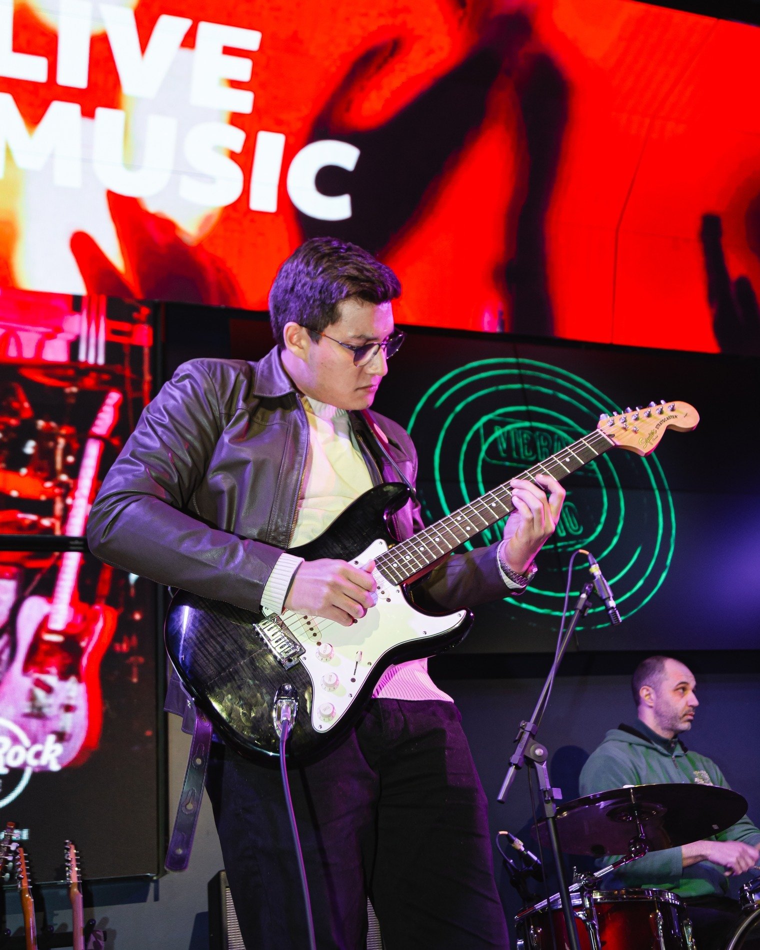 Professor demonstrando bends e ligados.