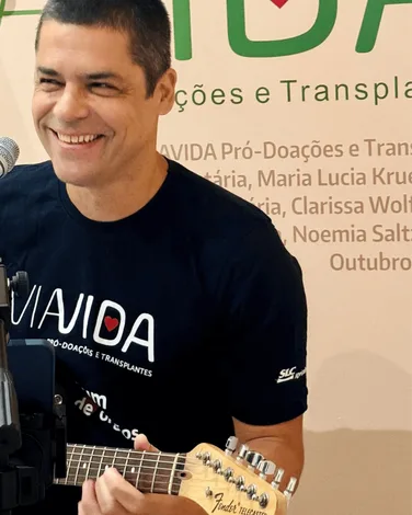Professor e aluno em aula individual de guitarra.