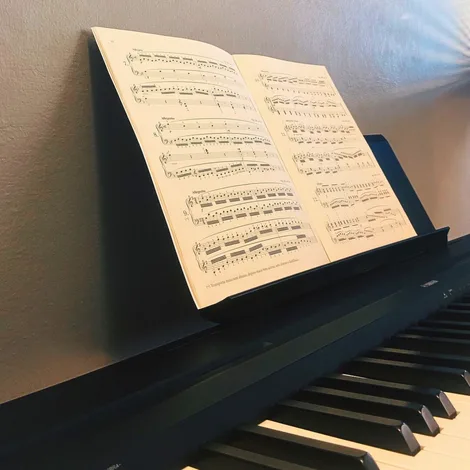 Aula de piano na Vibrato Porto Alegre – prática em teclado digital.