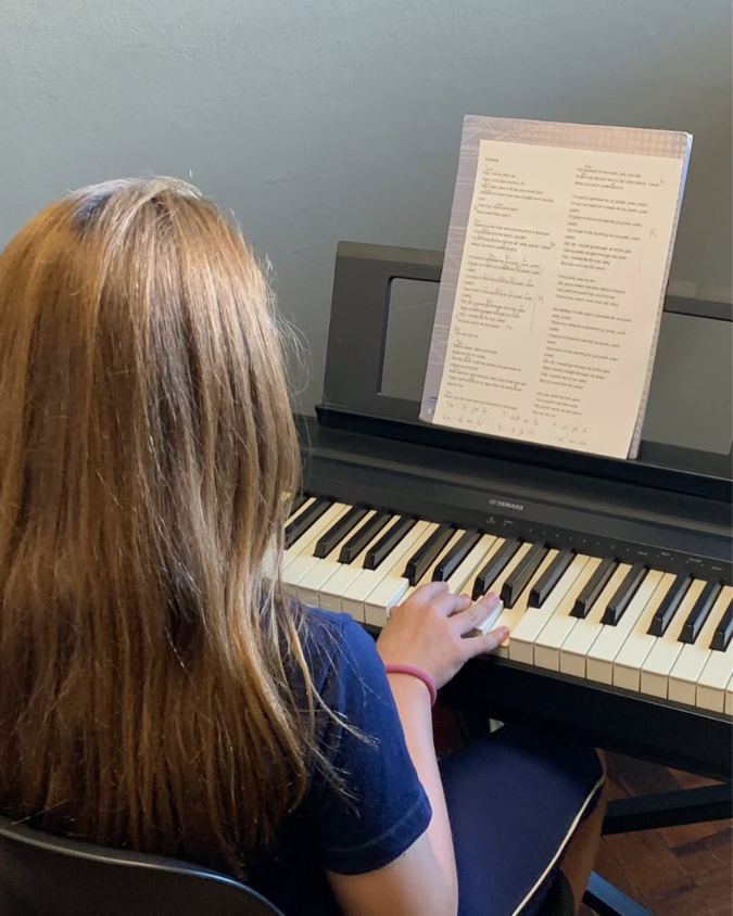 Sala equipada com dois pianos – prática em dupla na Vibrato.