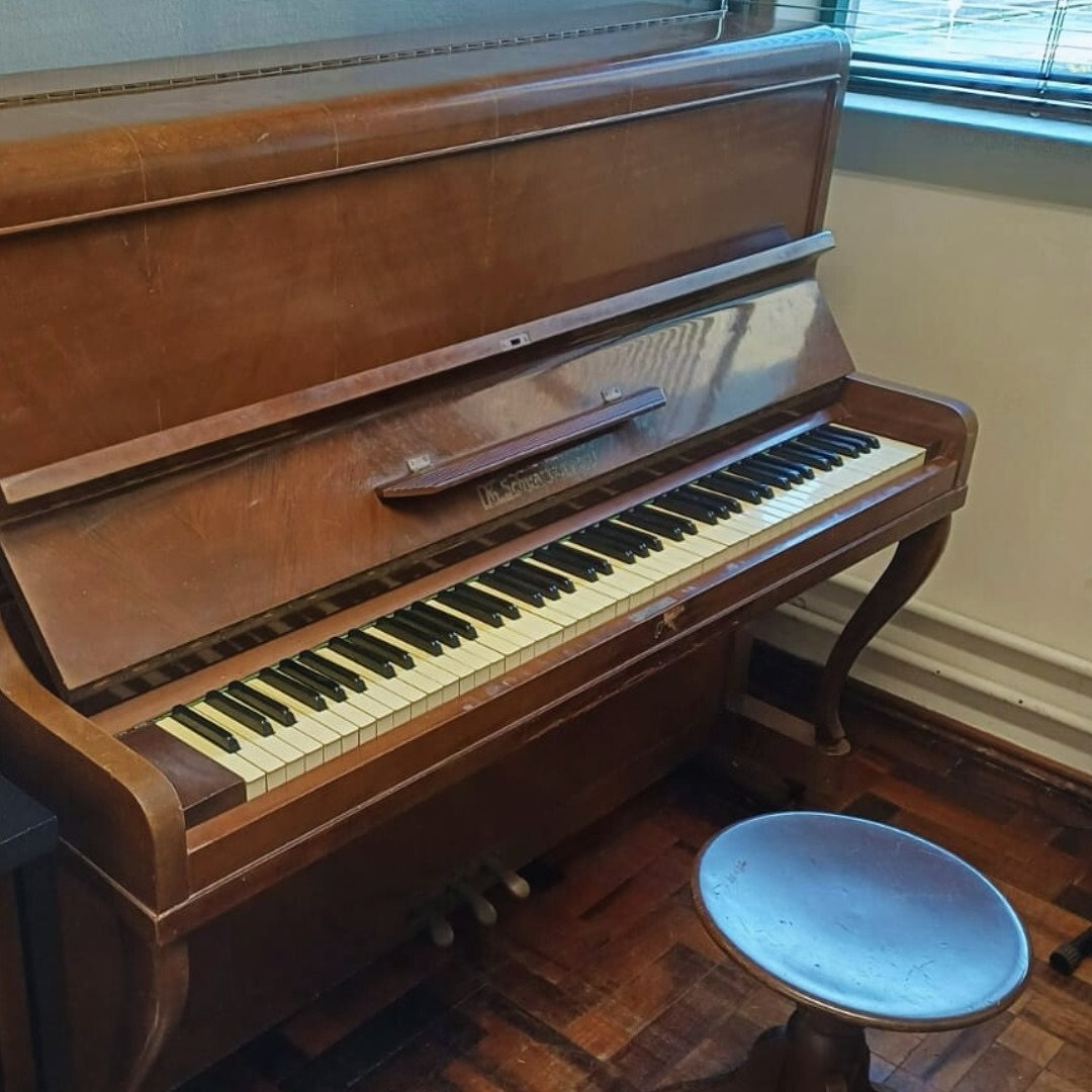 Detalhe das teclas e pedal – estrutura para aulas de piano.