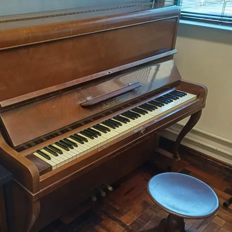 Detalhe das teclas e pedal – estrutura para aulas de piano.