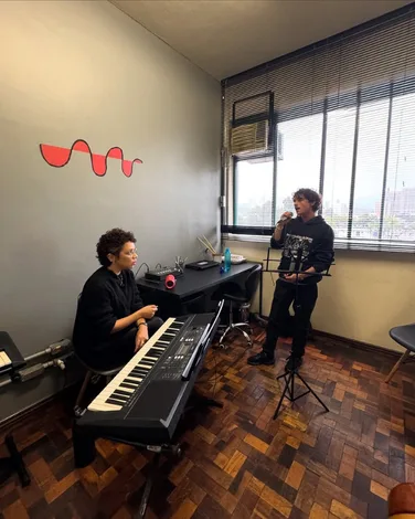 Aluno praticando cifras e progressões no teclado – Vibrato Porto Alegre.