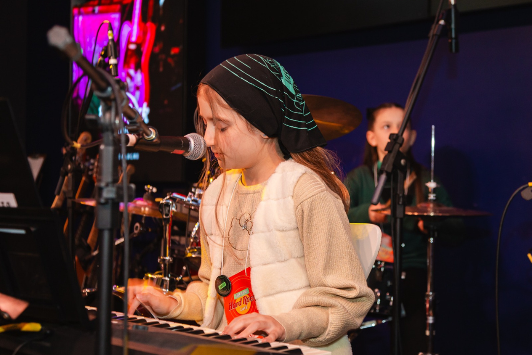 Estrutura da escola – sala de aula de piano dentro da PUCRS.