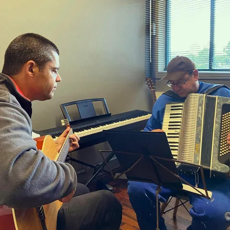 Aulas de violão em Porto Alegre na Vibrato – primeiros acordes e ritmo.