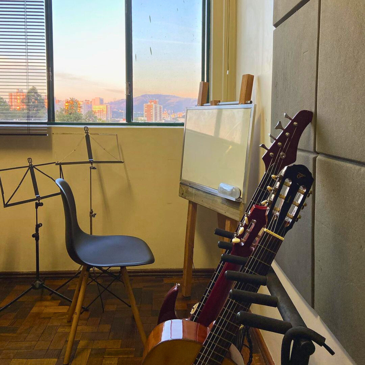 Professor orientando postura e dedilhado no violão – método prático.