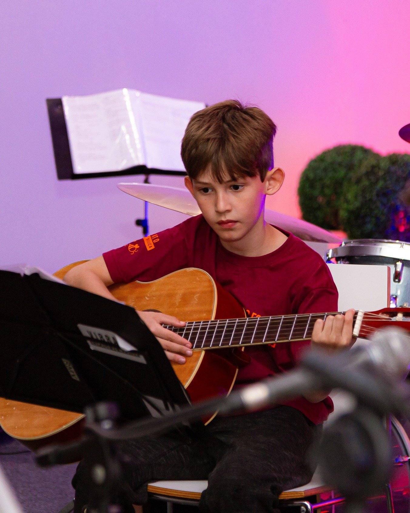 Salas equipadas na PUCRS – aulas de violão presenciais na Vibrato.