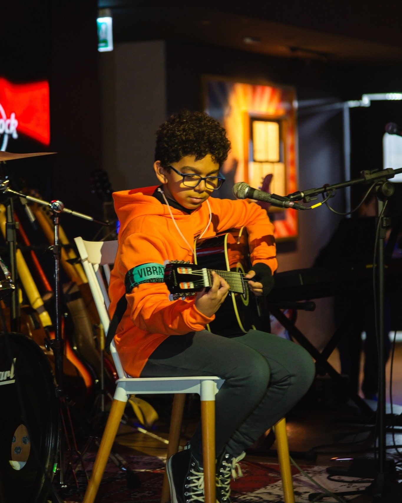 Close nas mãos: escalas e técnica aplicada ao violão.