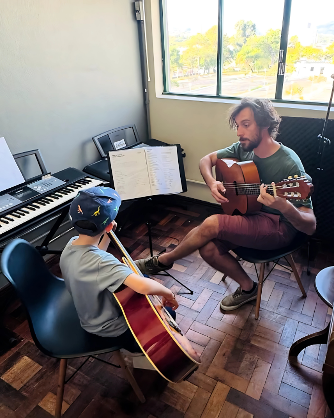 Violões e equipamentos prontos para aula – Vibrato na PUCRS.