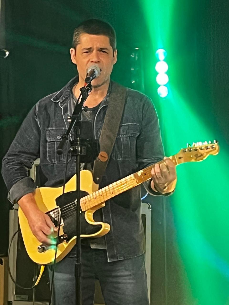 Professor de violão em Porto Alegre: Vinicius Silveira – Multi-instrumentista