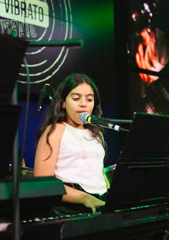 Aula de piano em Porto Alegre na Vibrato – teclado, técnica e teoria aplicada.