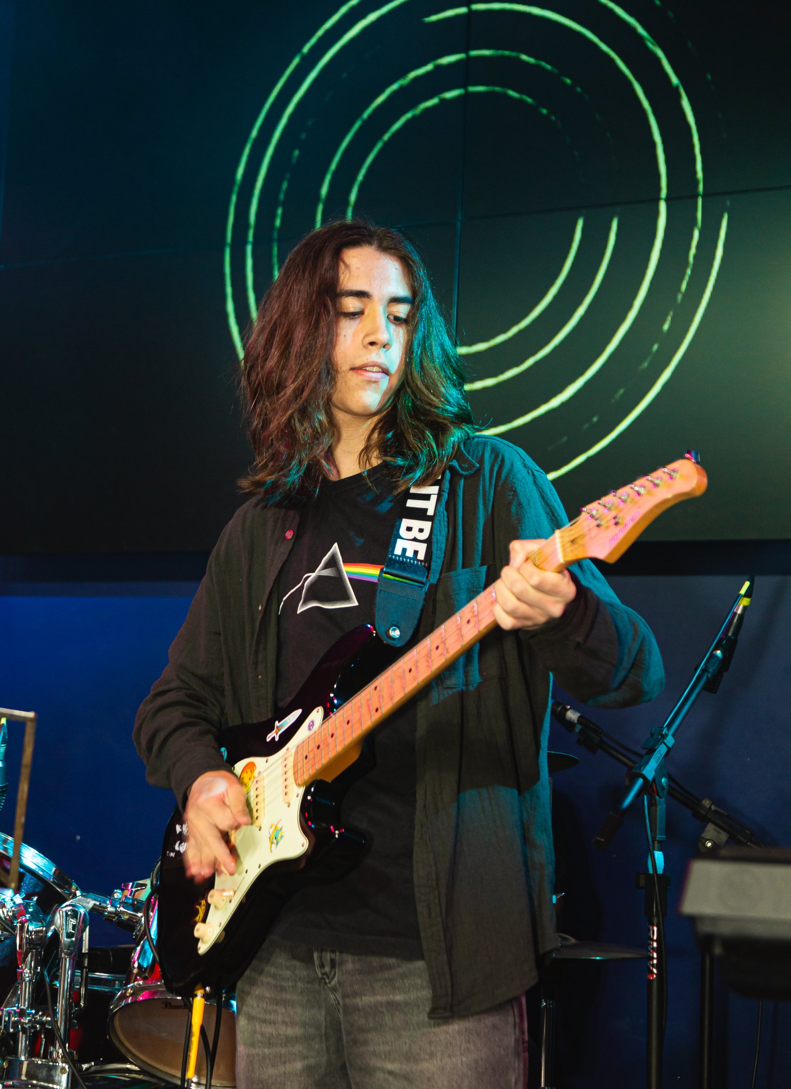 Criança em aula de piano em Porto Alegre – metodologia lúdica de piano na Vibrato.