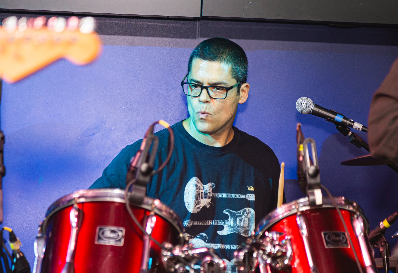 Professor demonstrando viradas e independência.