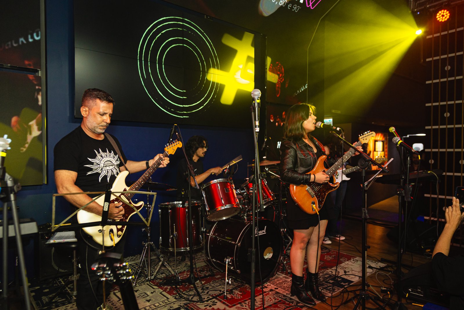 Professor e aluno em aula individual de bateria.