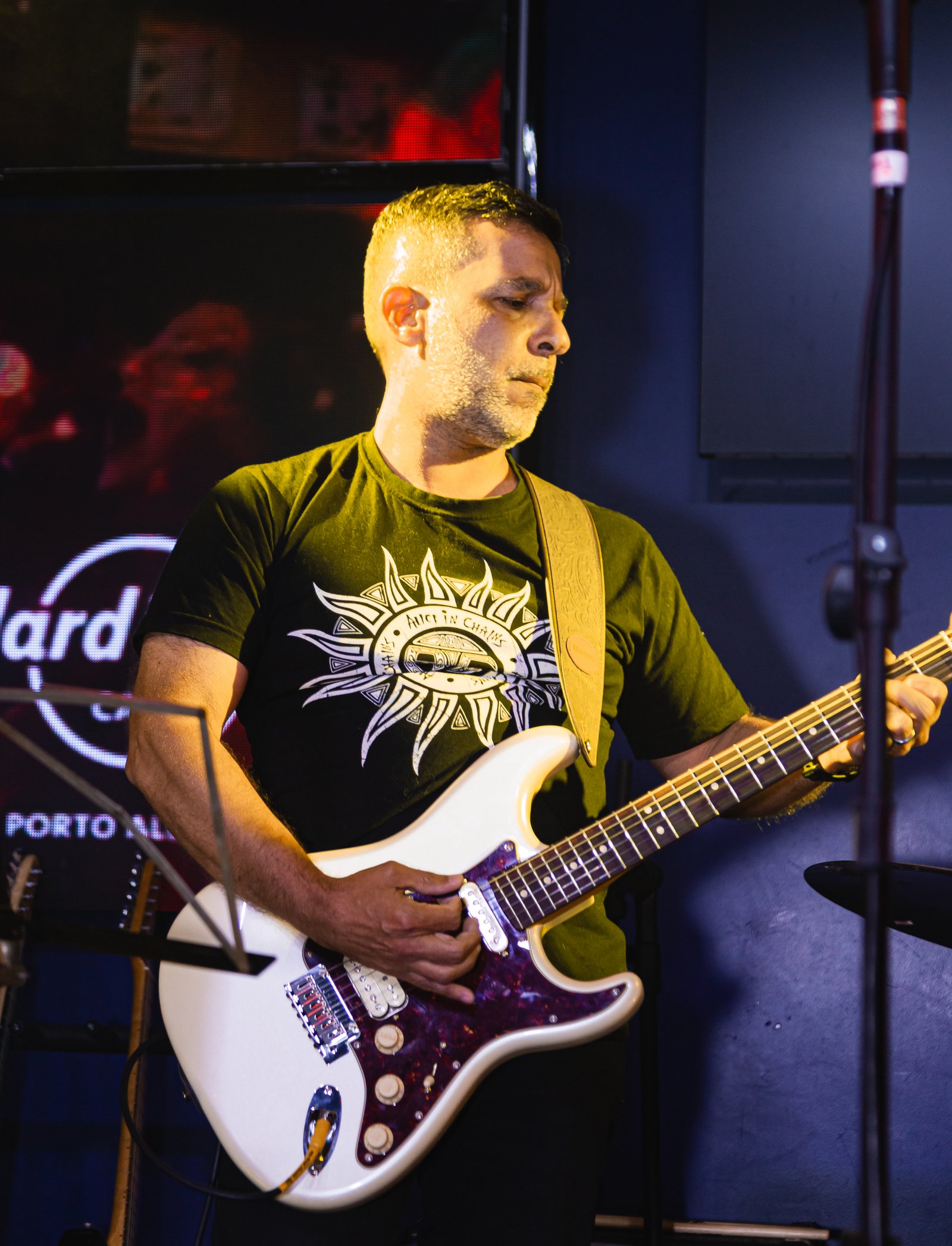 Professor demonstrando bends e ligados.