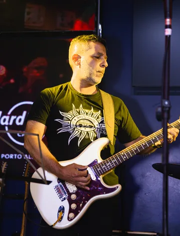 Professor demonstrando bends e ligados.