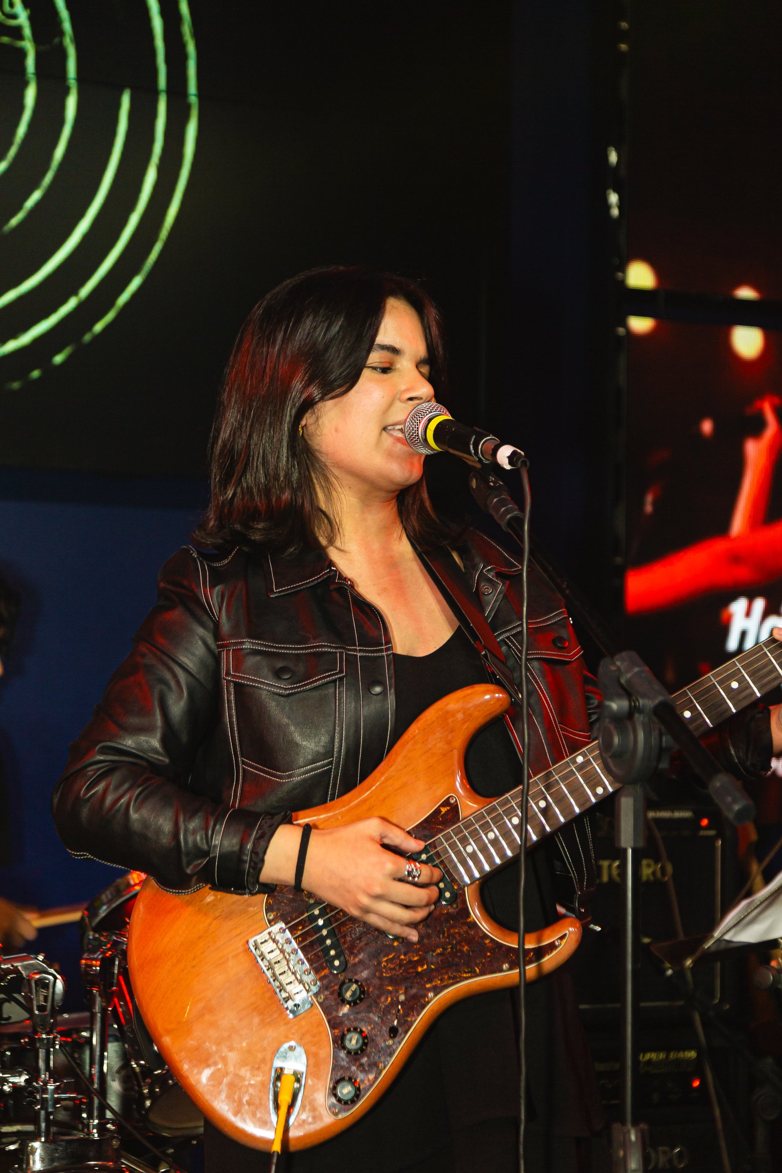 Guitarras disponíveis na escola.