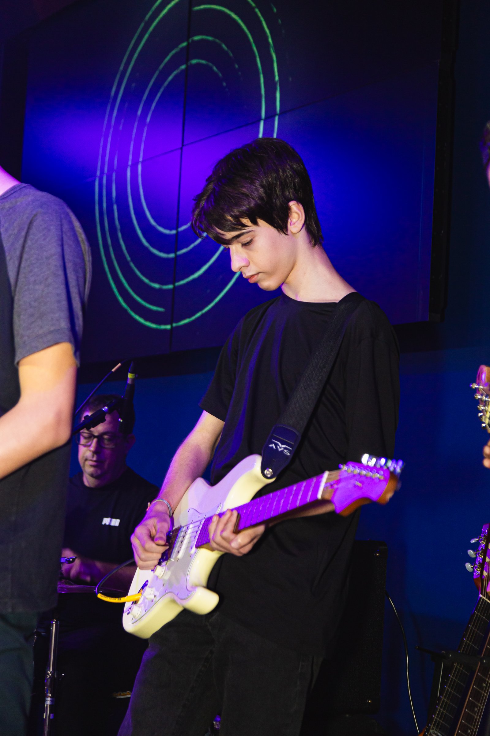 Setup completo: guitarra + amp + pedais.