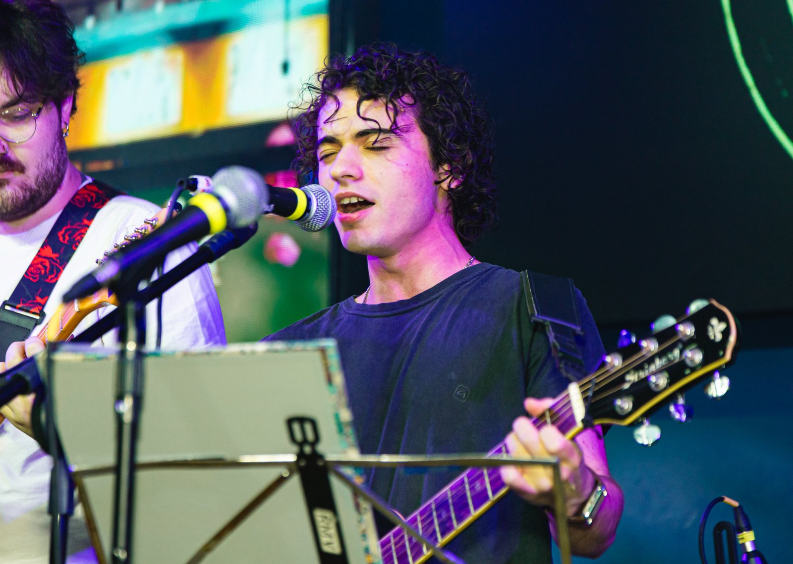 Violões e equipamentos prontos para aula – Vibrato na PUCRS.