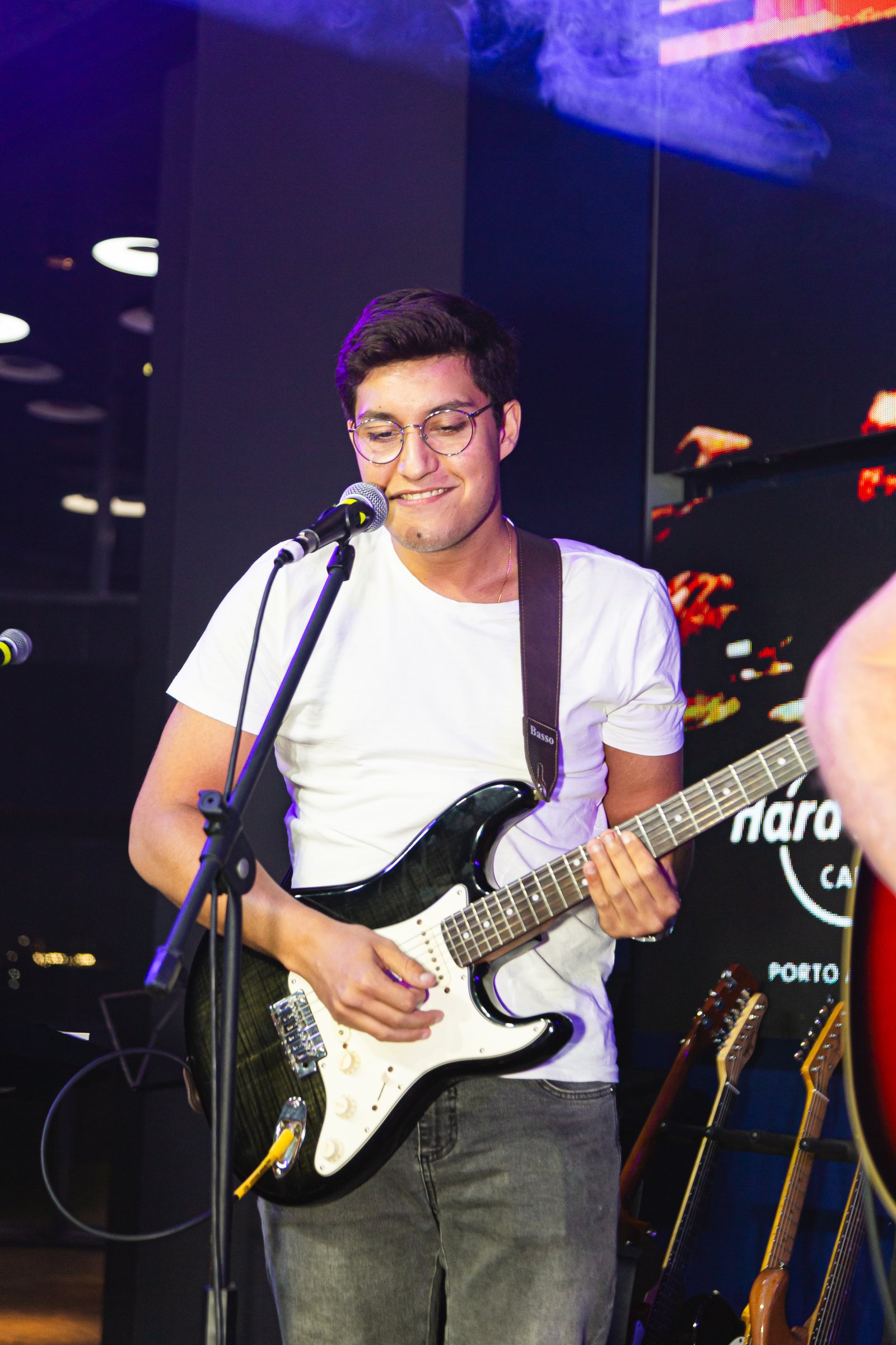 Vibrato Espaço de Música Porto Alegre – painel com ondas sonoras da identidade visual.