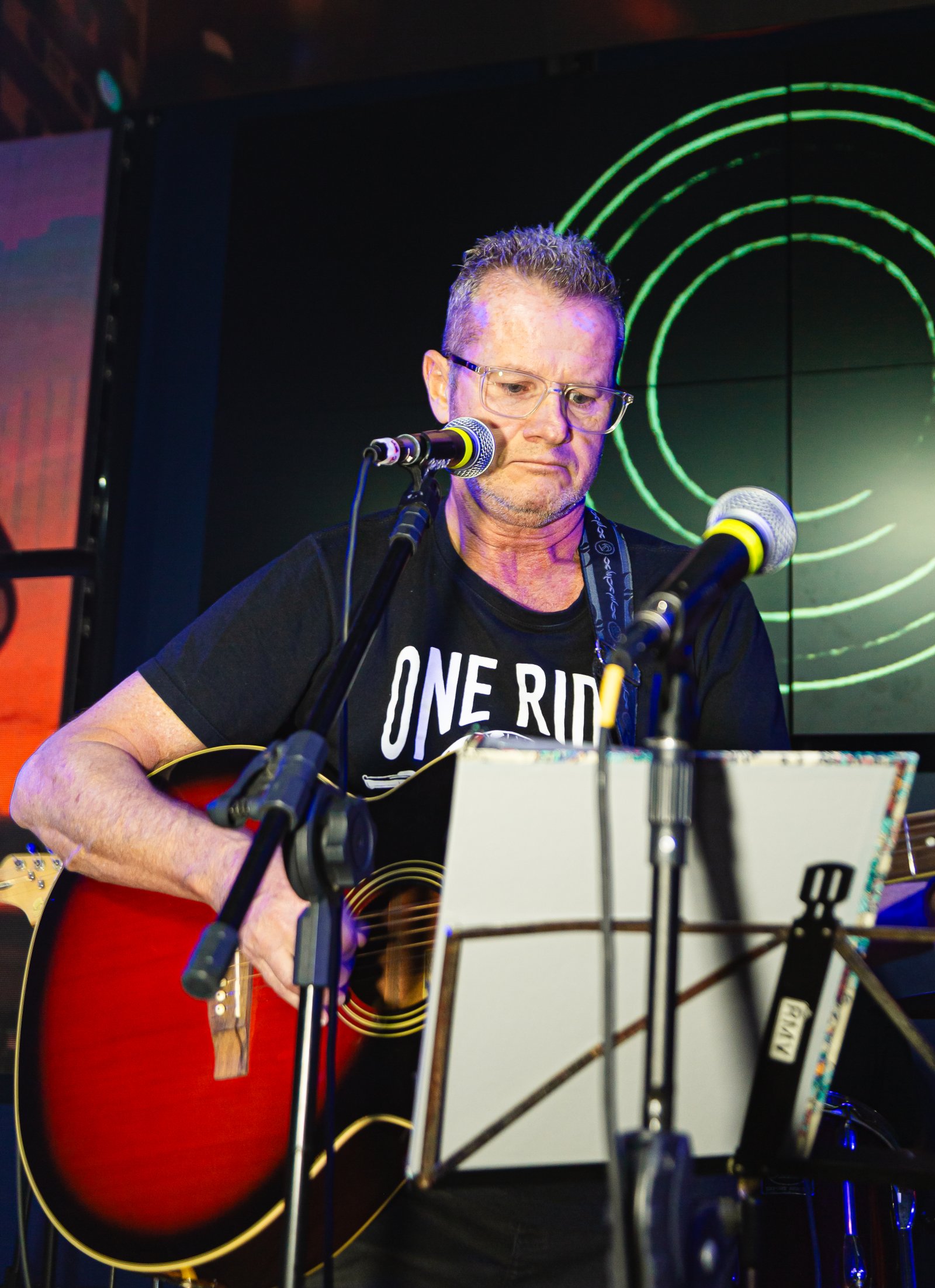 Violões e equipamentos prontos para aula – Vibrato na PUCRS.