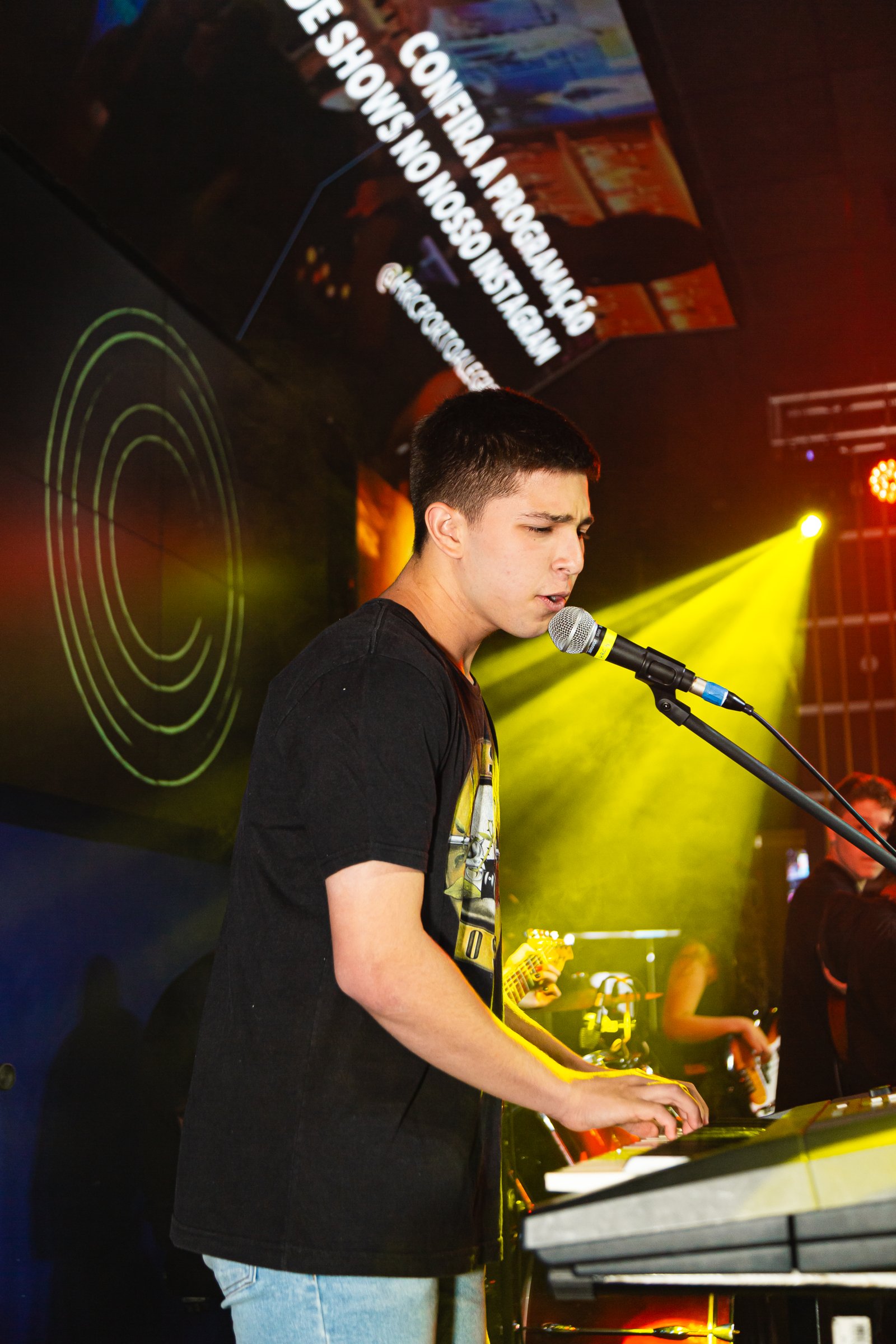 Apresentação no sarau – performance ao piano na Vibrato.