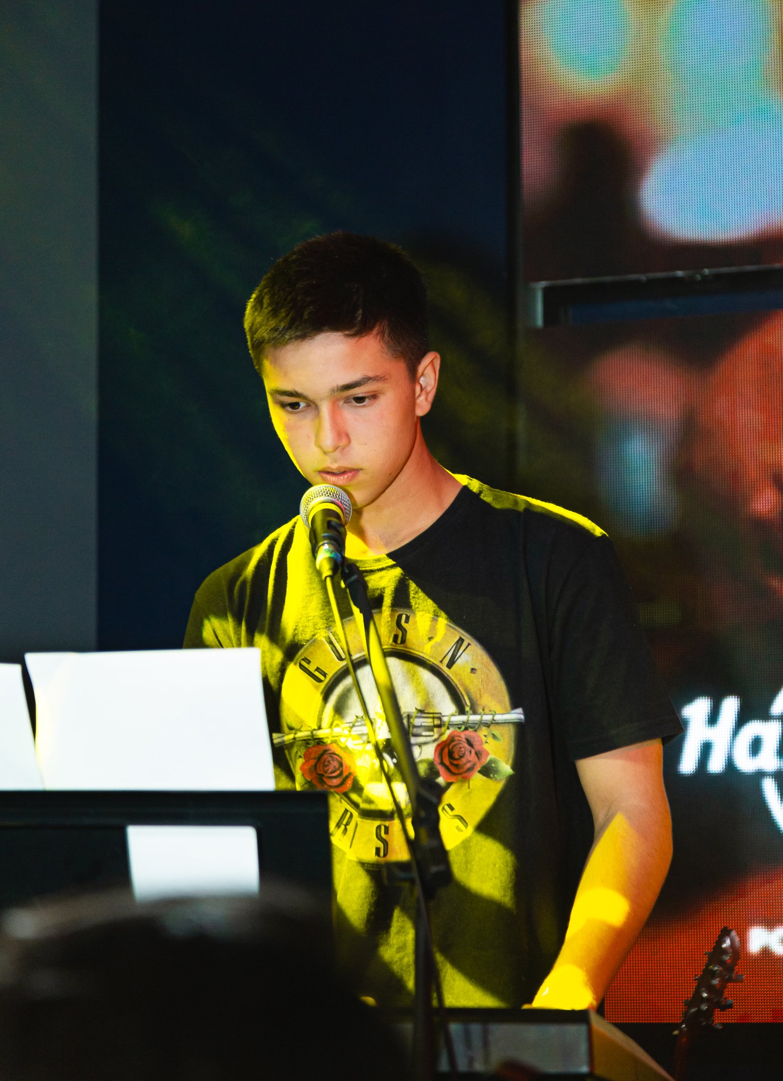 Detalhe das teclas e pedal – estrutura para aulas de piano.