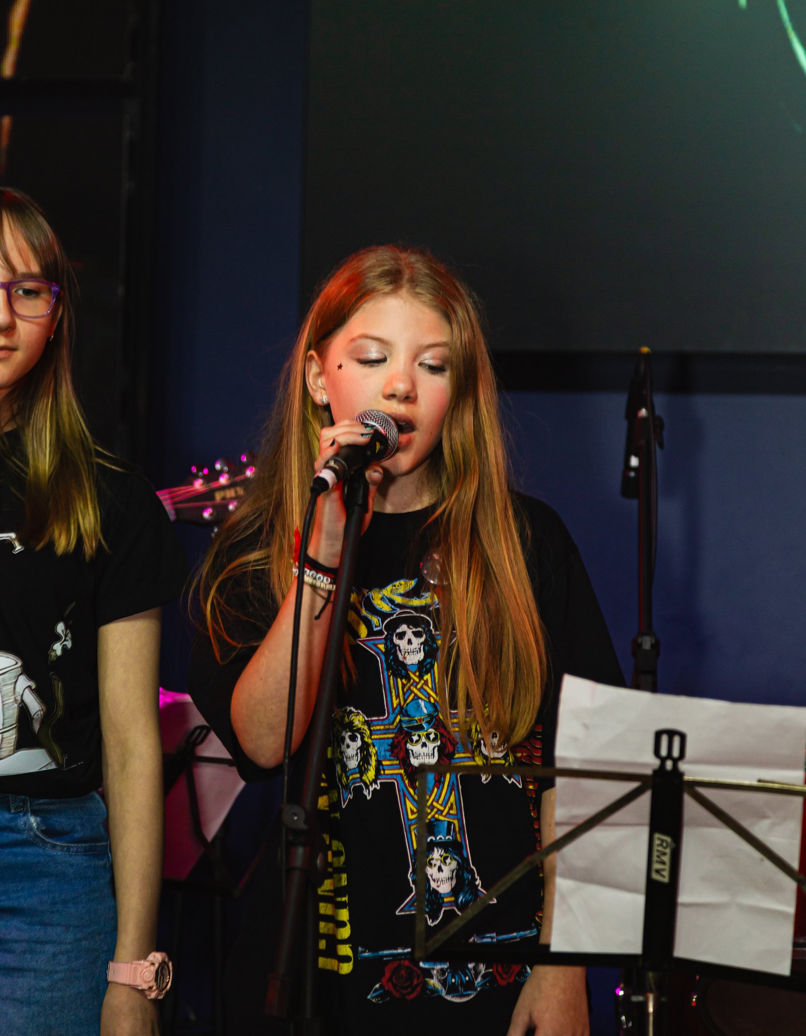 Sarau da Vibrato – performance vocal com violão no palco.