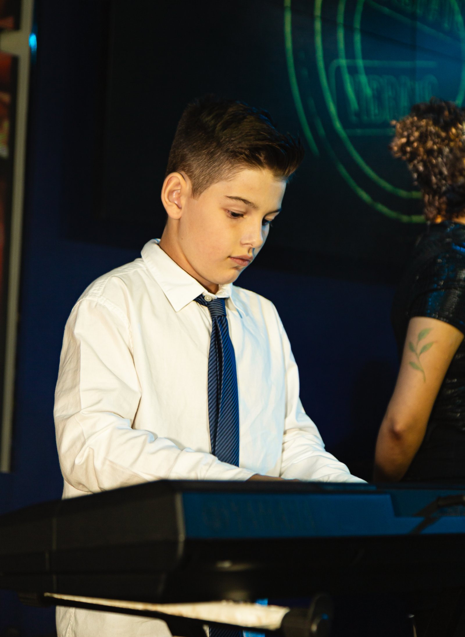 Aluno praticando cifras e progressões no teclado – Vibrato Porto Alegre.