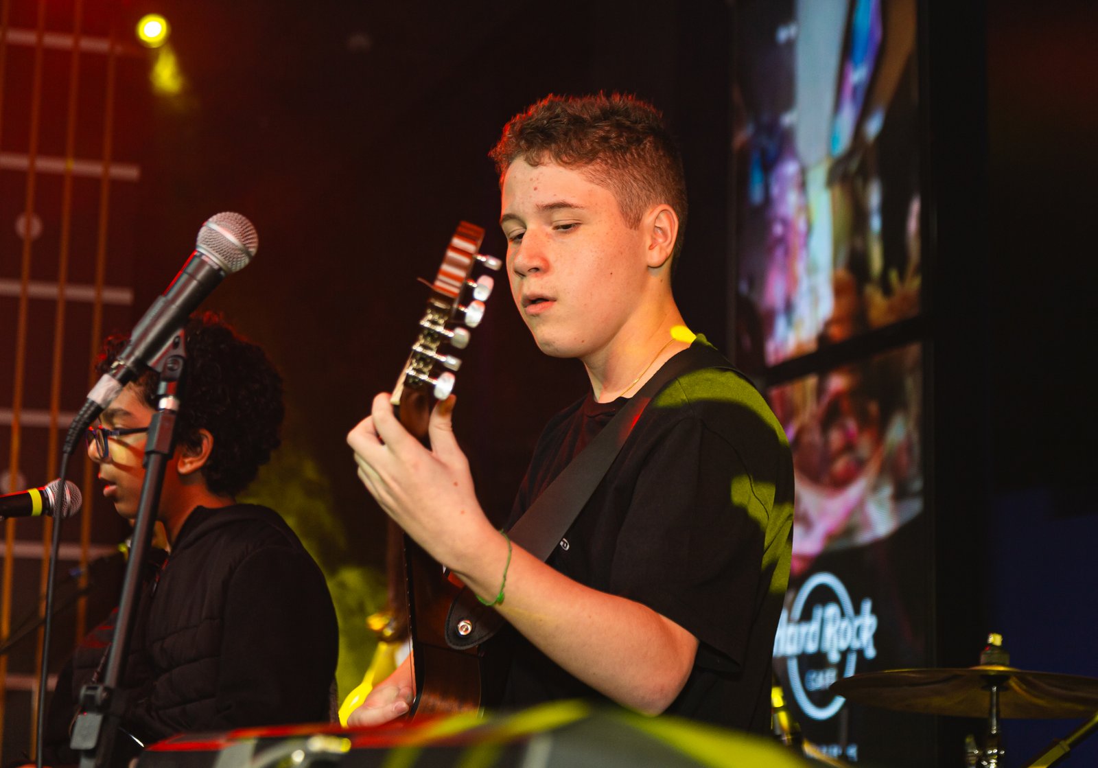 Close nas mãos: escalas e técnica aplicada ao violão.