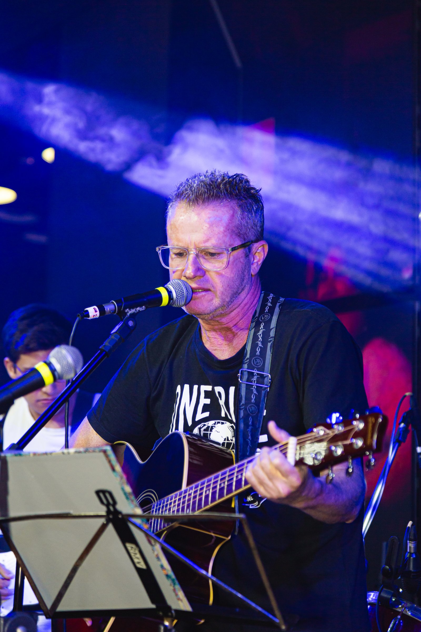 Aluna de canto na Vibrato Porto Alegre – aquecimento vocal no microfone.