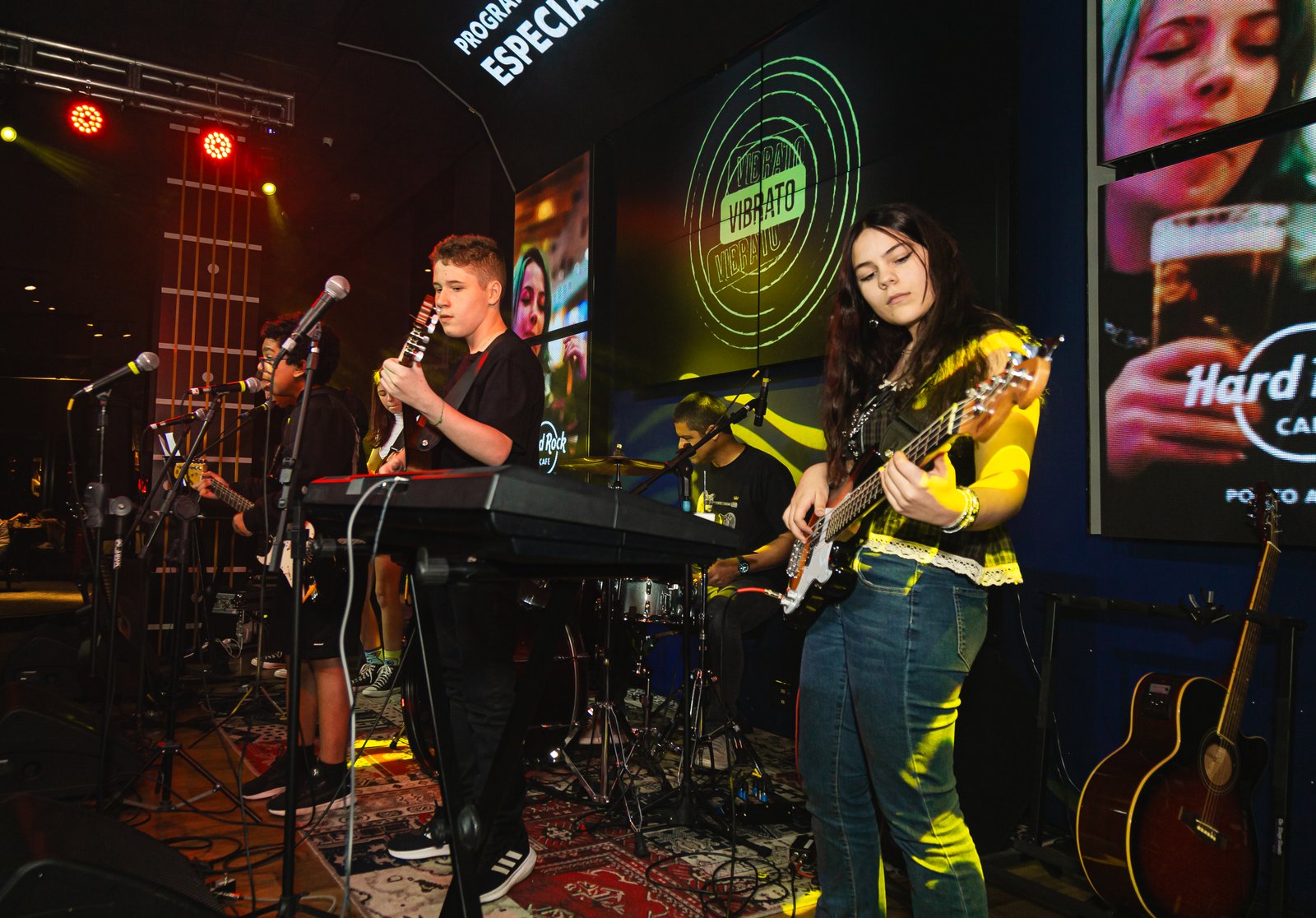 Setup de bateria acústica nas salas da Vibrato.