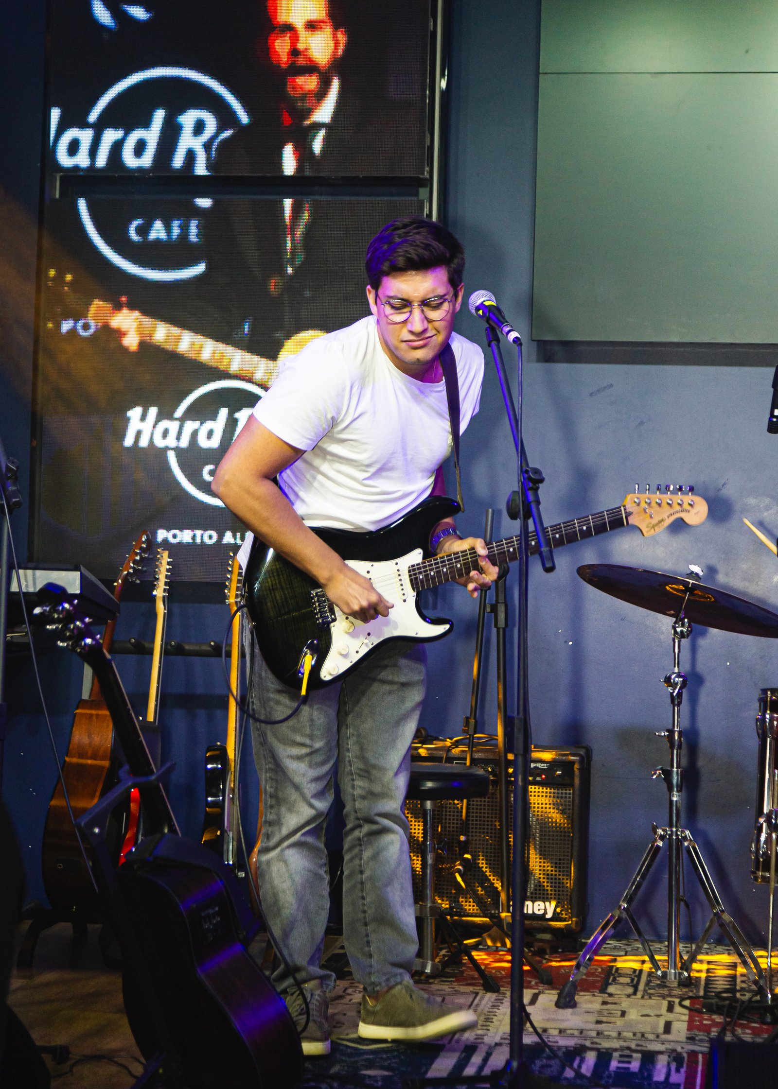Professor e aluno em aula individual de guitarra.