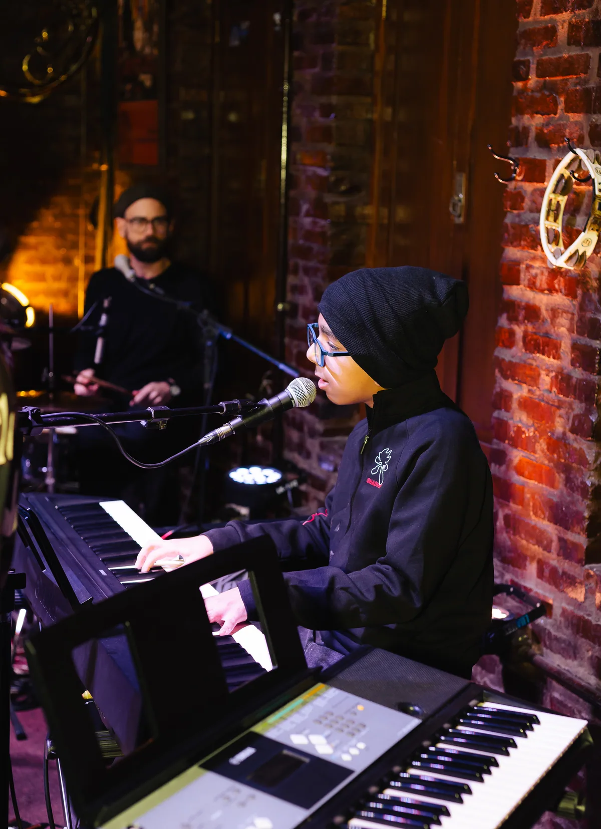 Aluno tocando teclado em apresentação da Vibrato em Porto Alegre