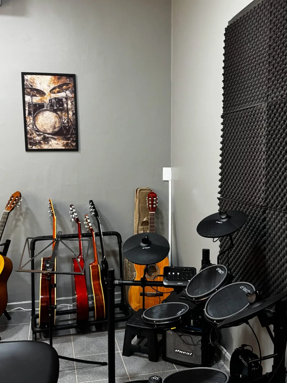 Sala equipada com bateria eletrônica na unidade Boa Vista da Vibrato em Porto Alegre