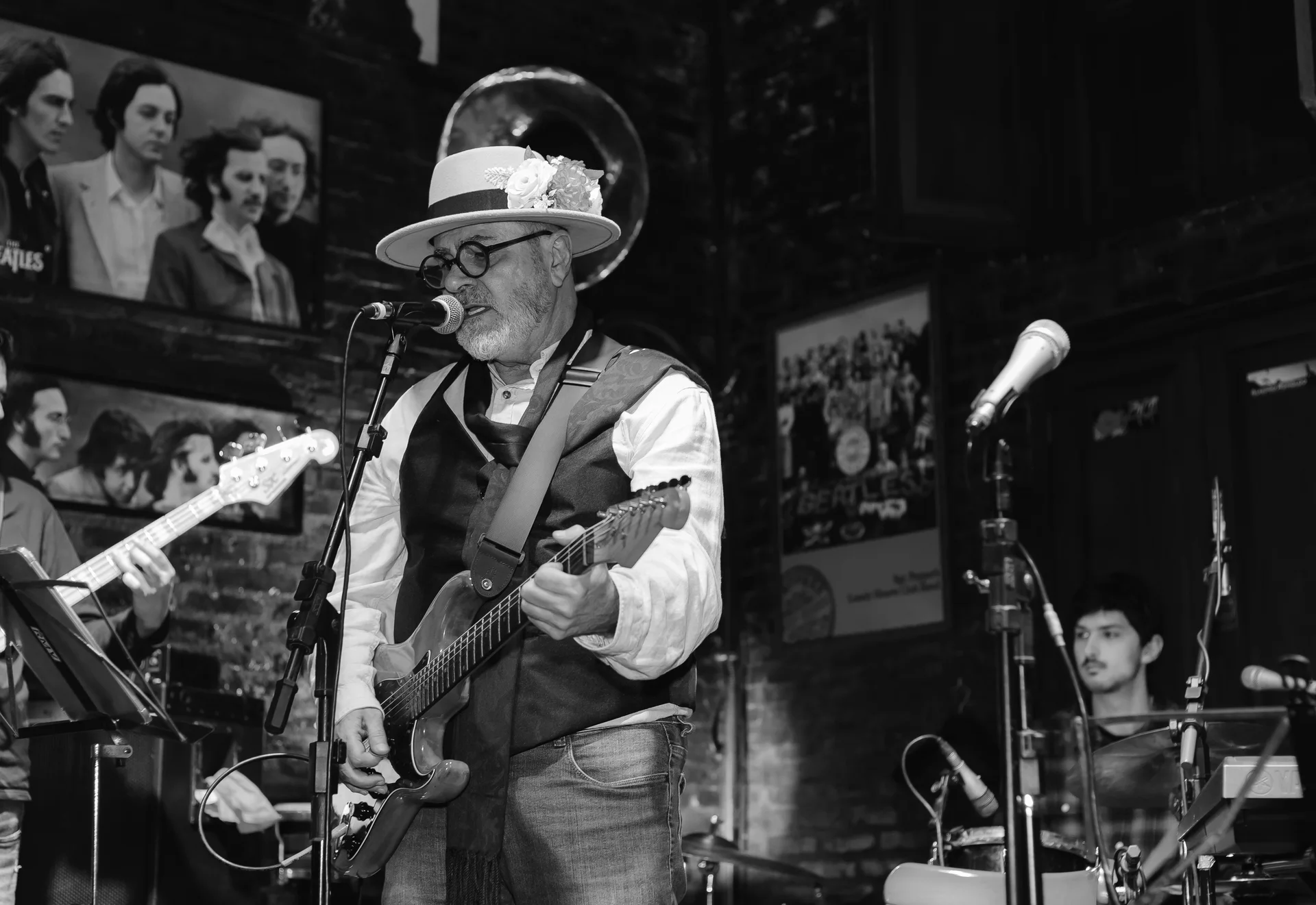 Guitarrista cantando com banda no sarau da Vibrato em Porto Alegre
