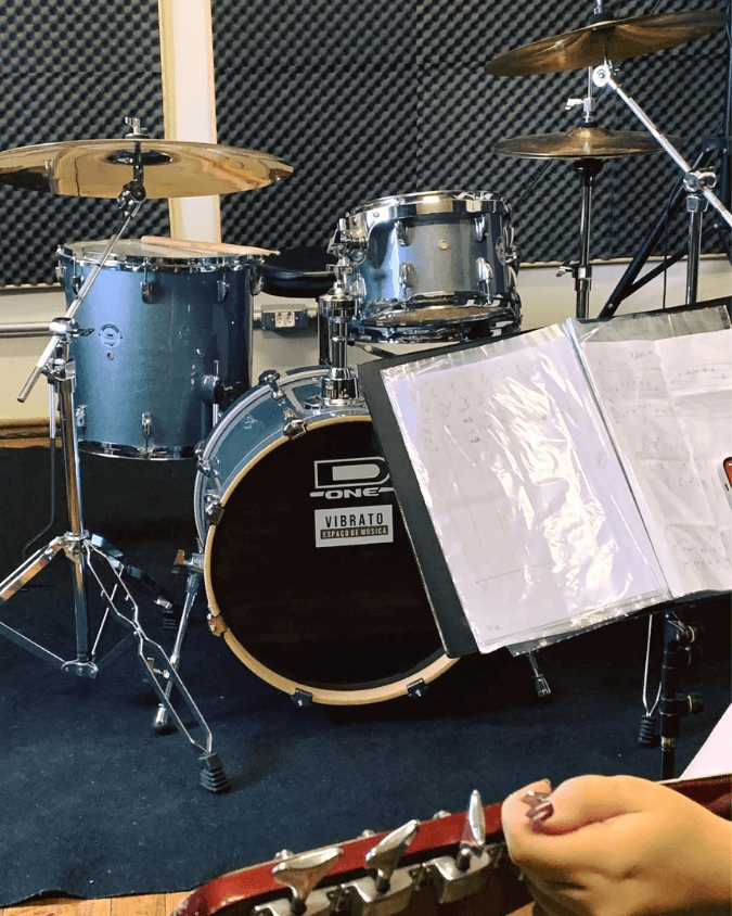 Aula de bateria em Porto Alegre na Vibrato (PUCRS) – estudo de grooves e leitura rítmica.
