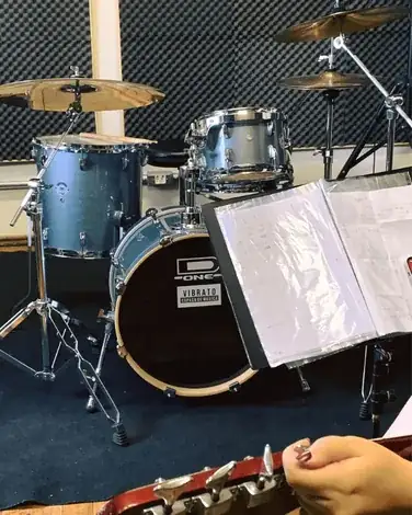 Aula de bateria em Porto Alegre na Vibrato (PUCRS) – estudo de grooves e leitura rítmica.