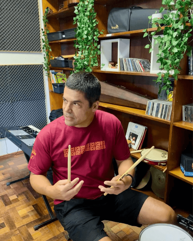 Professor de bateria orientando aluno na Vibrato em Porto Alegre – técnica e independência.