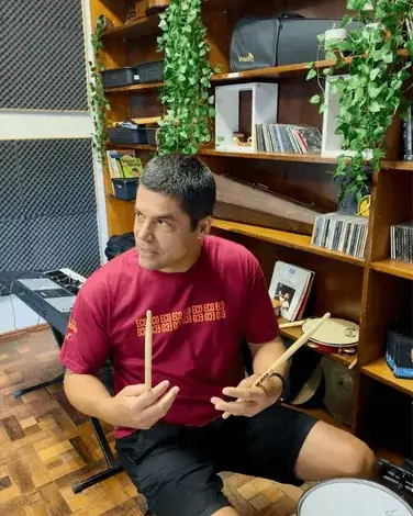 Professor de bateria orientando aluno na Vibrato em Porto Alegre – técnica e independência.