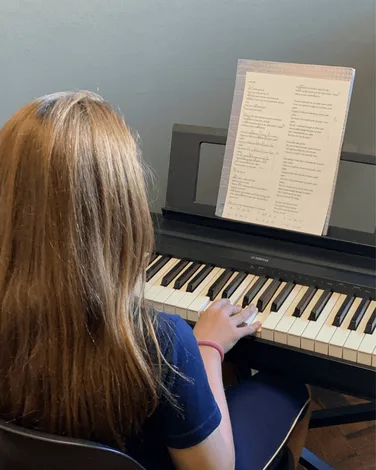 Curso de piano na Vibrato Porto Alegre – estudo com partitura e postura correta.