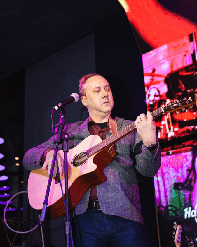 Aula de violão em Porto Alegre na Vibrato – batidas, harmonia e performance no palco.