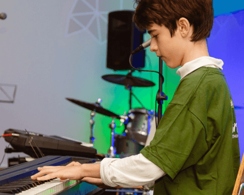 Criança em aula de piano em Porto Alegre – metodologia lúdica de piano na Vibrato.