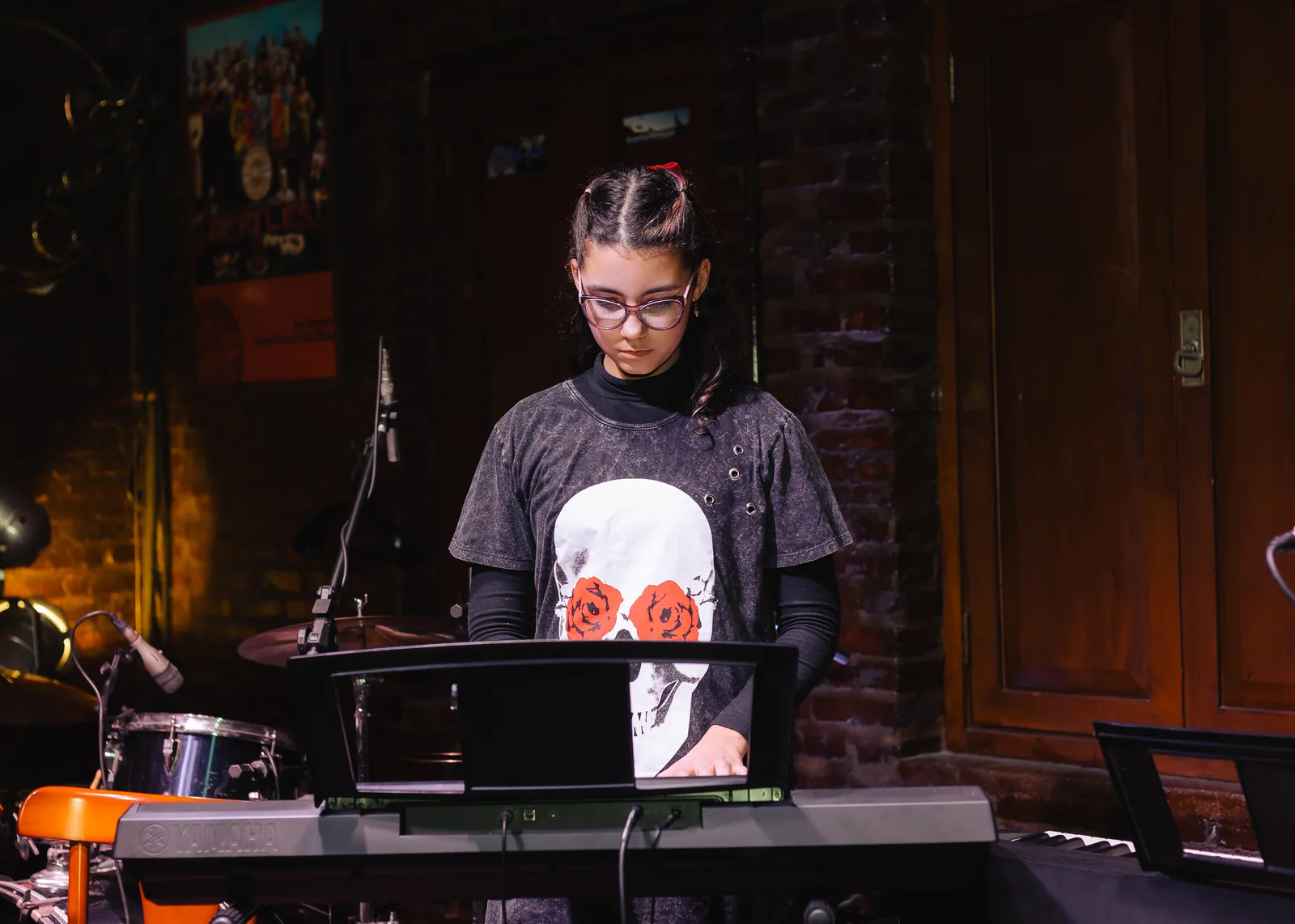 Aluna tocando teclado durante o sarau da Vibrato em Porto Alegre