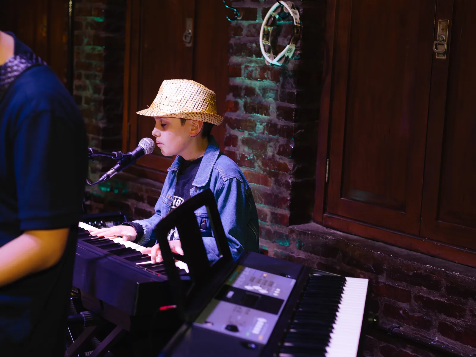 Aluno tocando piano durante o sarau da Vibrato em Porto Alegre